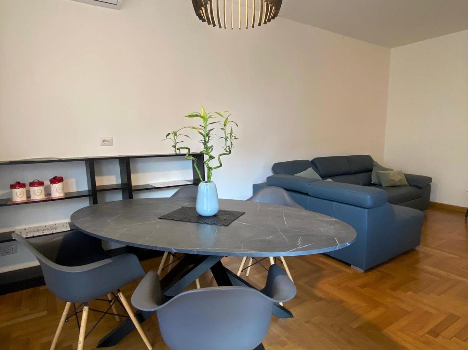 The Little Duck - Modern Apartment With Balcony Como Exterior photo