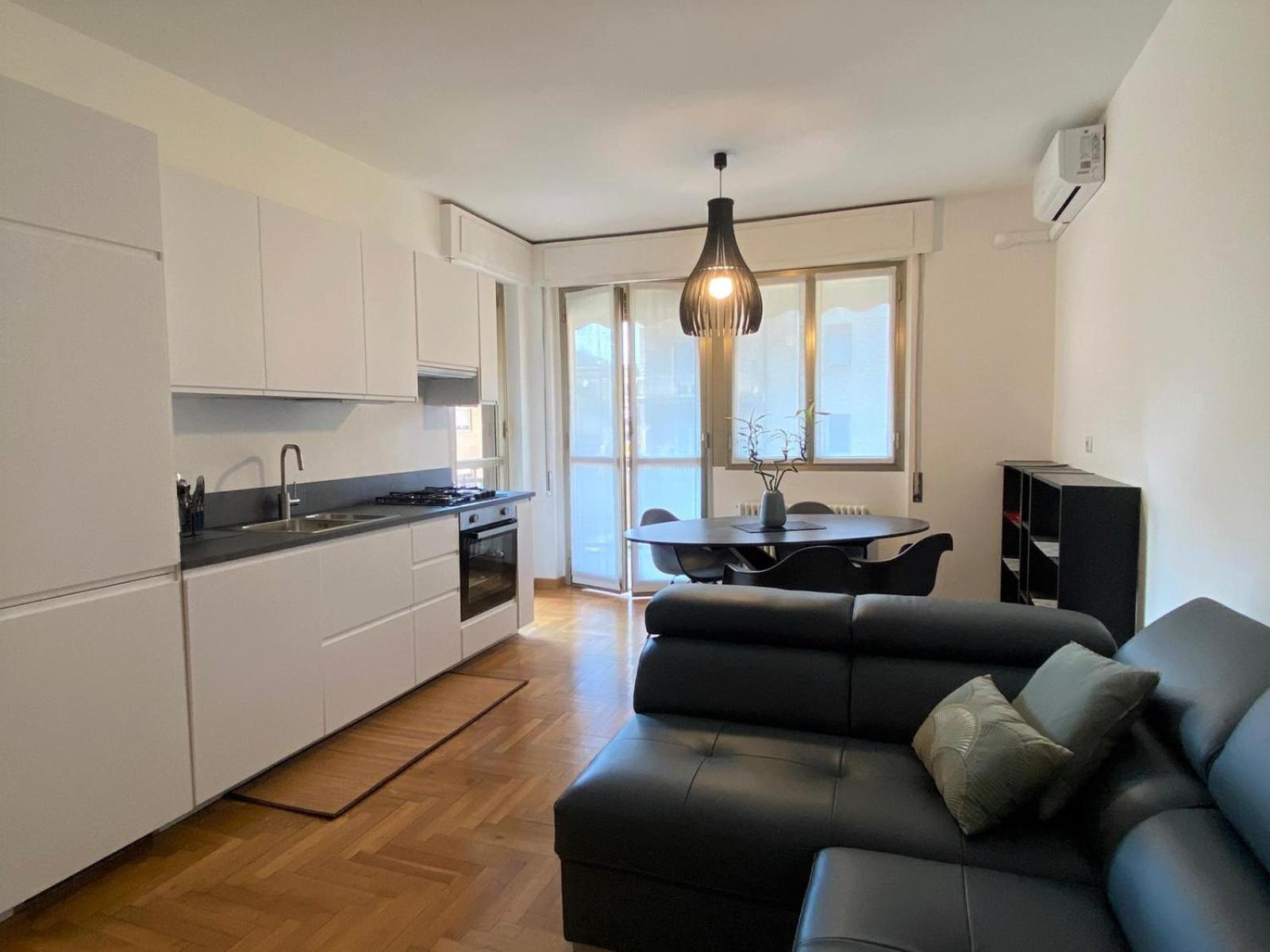 The Little Duck - Modern Apartment With Balcony Como Exterior photo